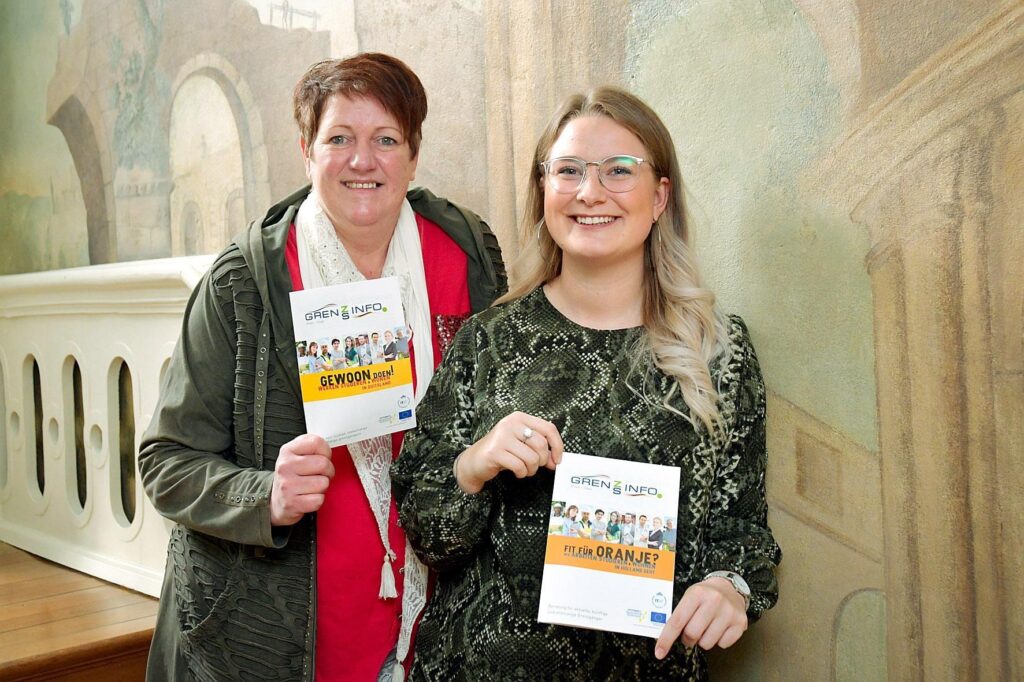 Carola Schroer (links) en Antonia Cornelißen van het GrensInfoPunt van de Euregio Rijn-Waal